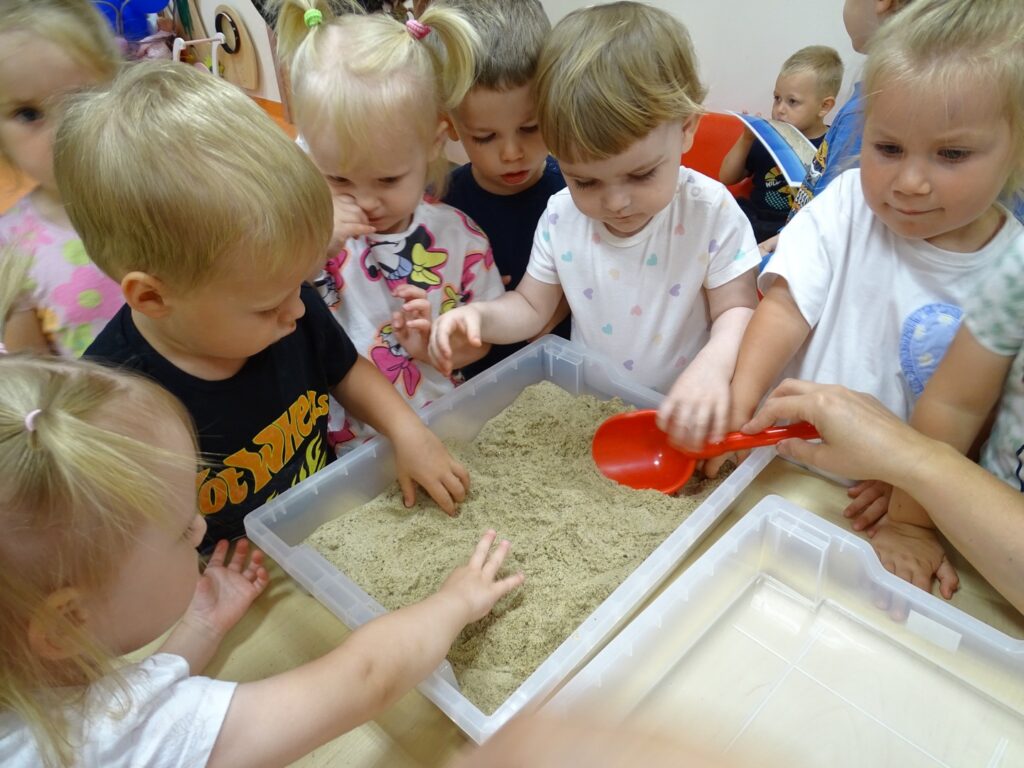 Dzieci bawią się piaskiem