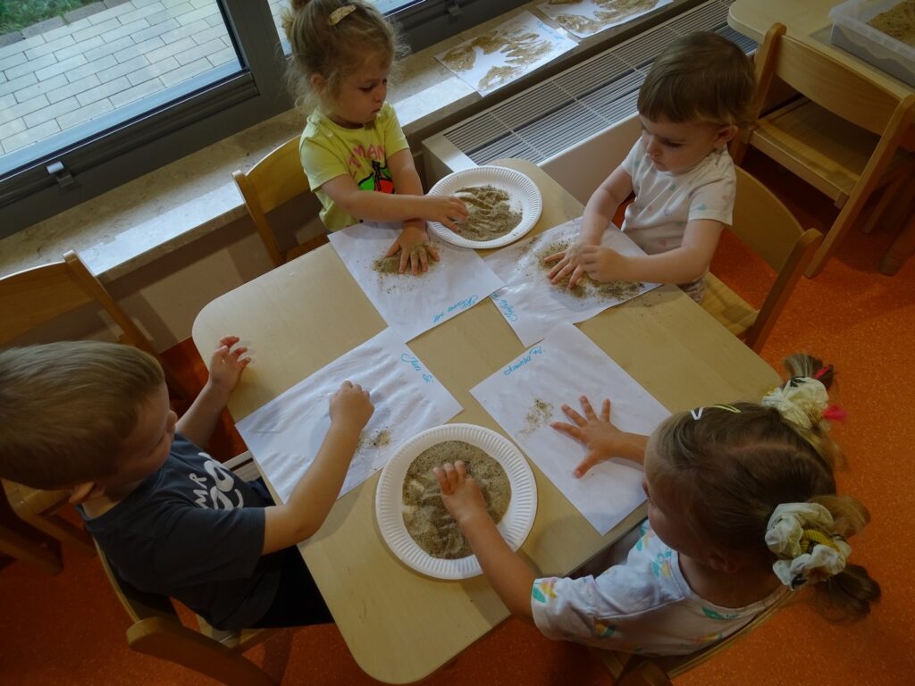 Dzieci pracują przy stoliku