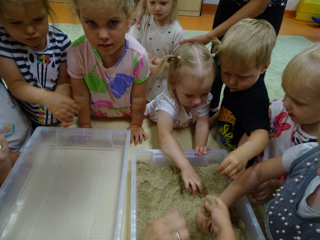 Dzieci sprawdzają jaki jest piasek