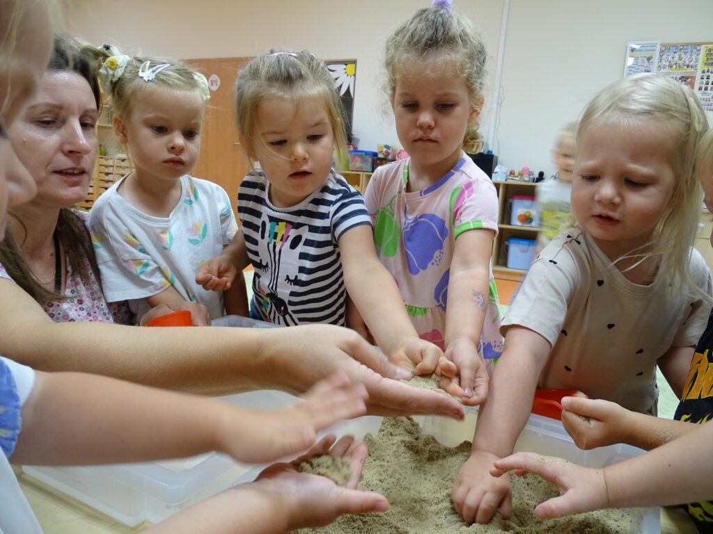 Dziewczynki bawią się piaskiem