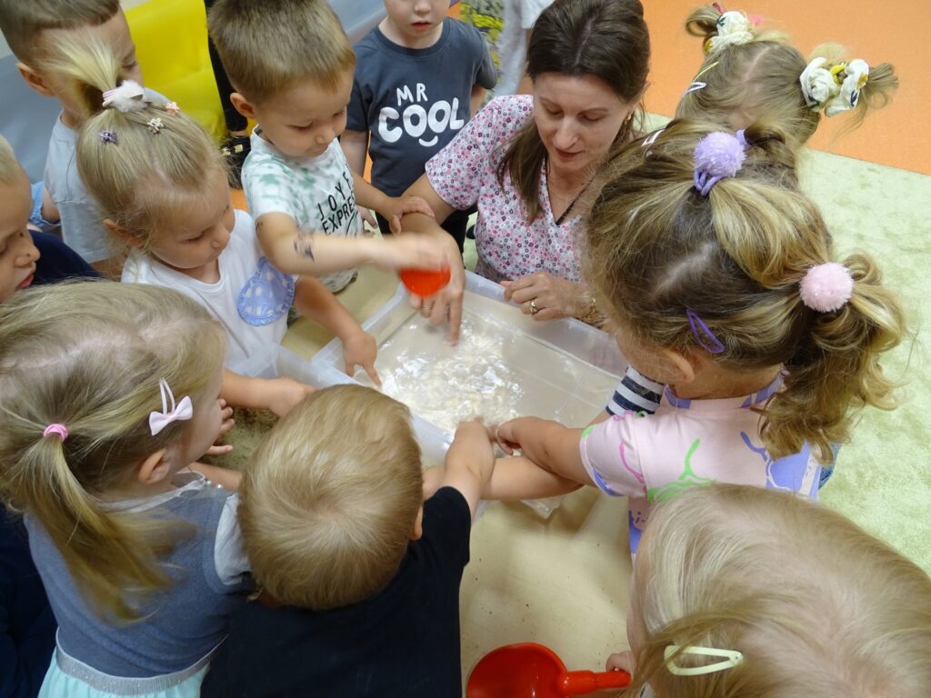 Dzieci dotykają wody