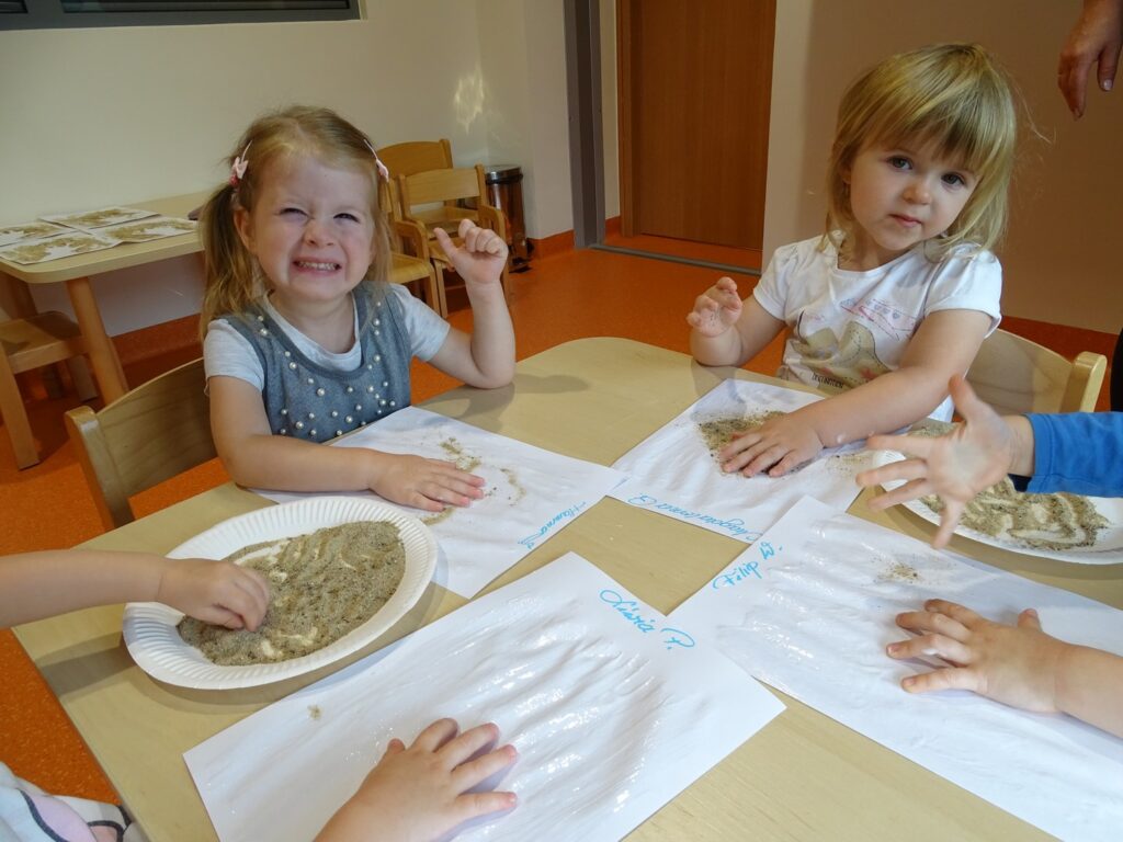 Dziewczynka uśmiecha się