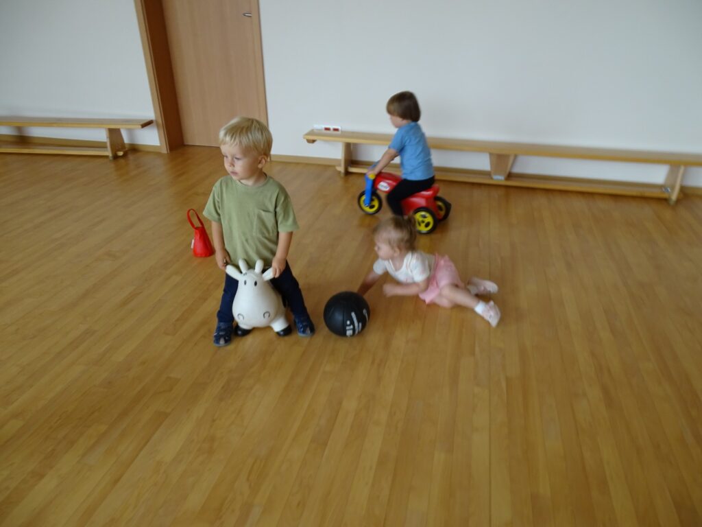 Chłopczyk bawi się na skoczku