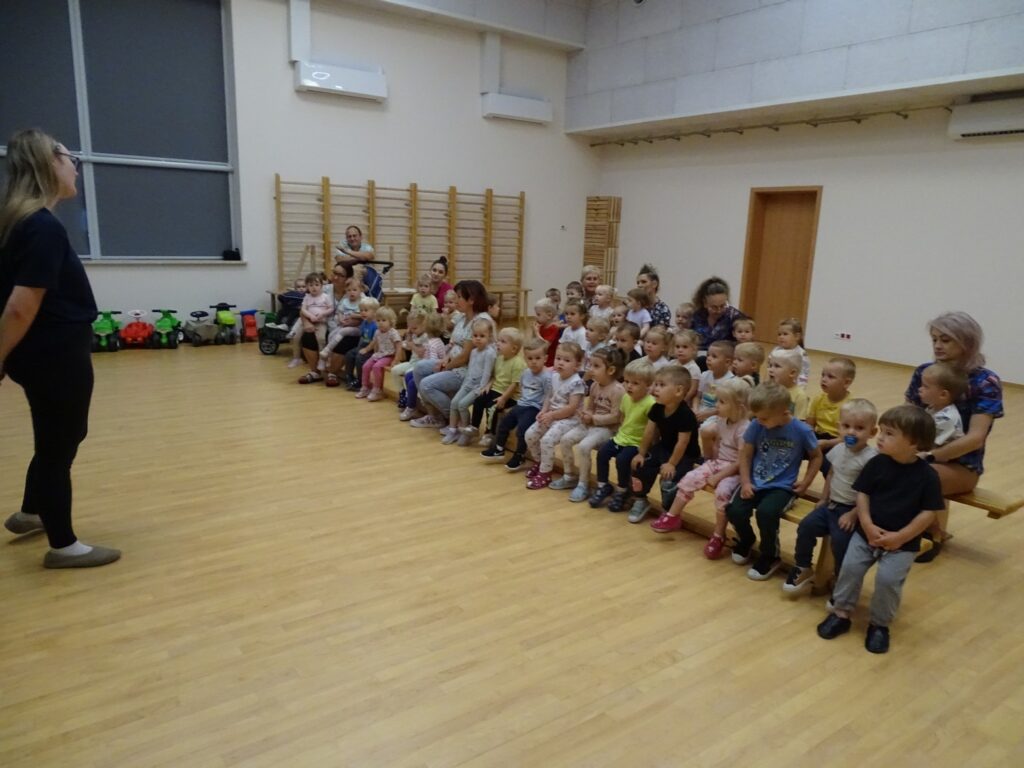 Dzieci słuchają przedstawienia
