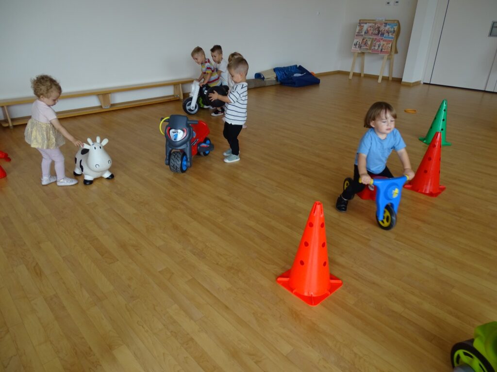 Dzieci jeżdżą na motorkach