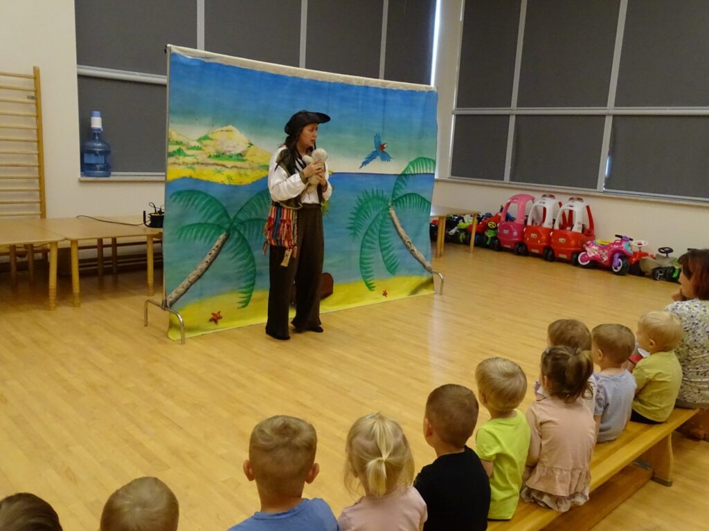 Pani Piratka opowiada dzieciom bajkę