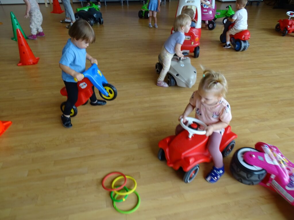 Dziewczynka jeździ samochodzikiem