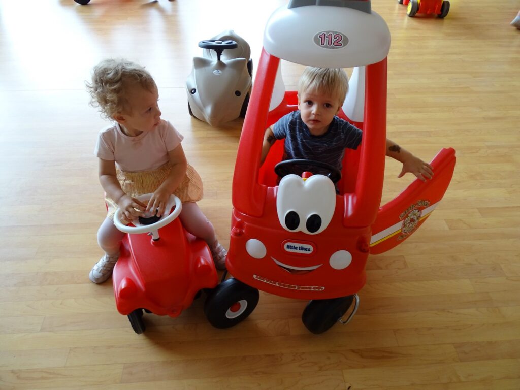 Dzieci bawią się na sali zabaw