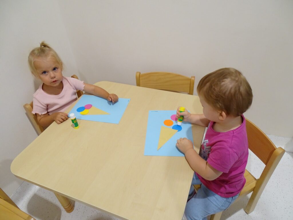 Dziewczynki wykonały pracę plastyczną