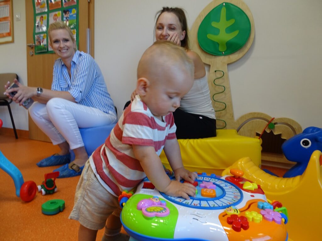 Chłopczyk gra na zabawce