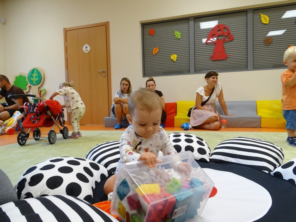 Chłopczyk bawi się klockami