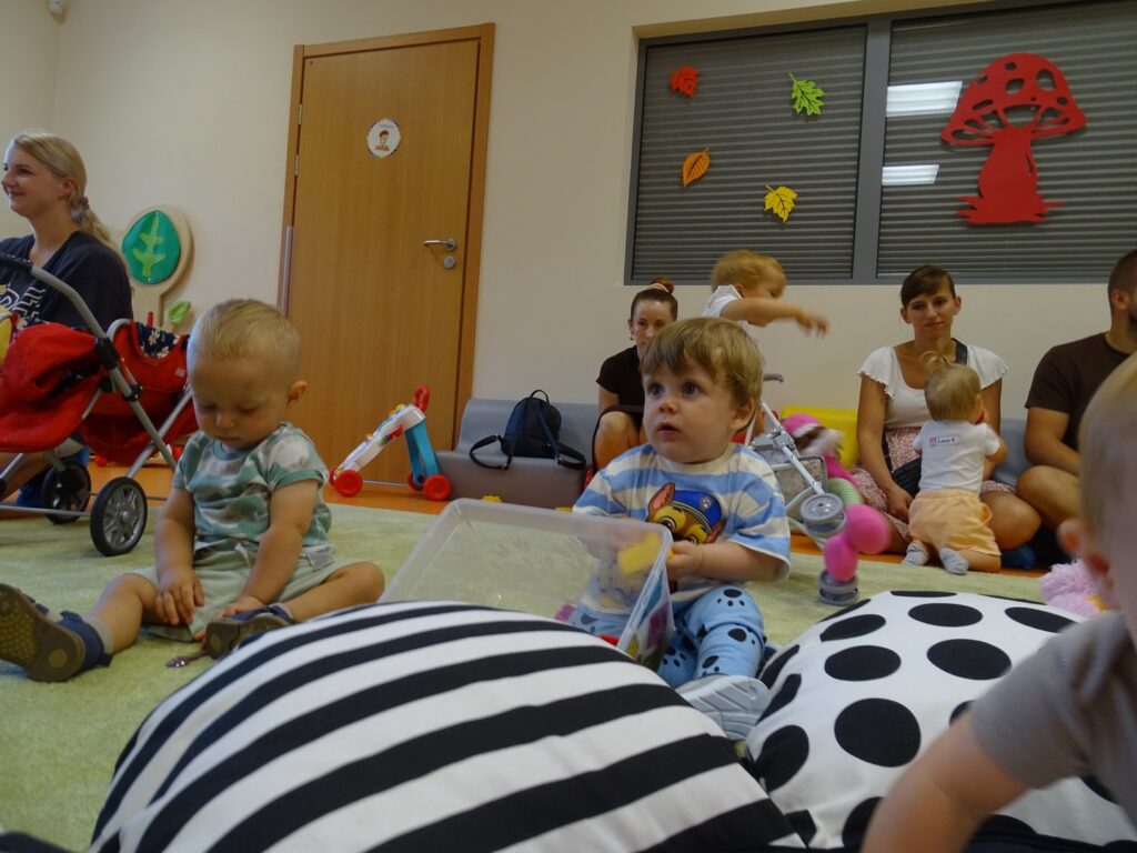 Dzieci bawią się na dywanie