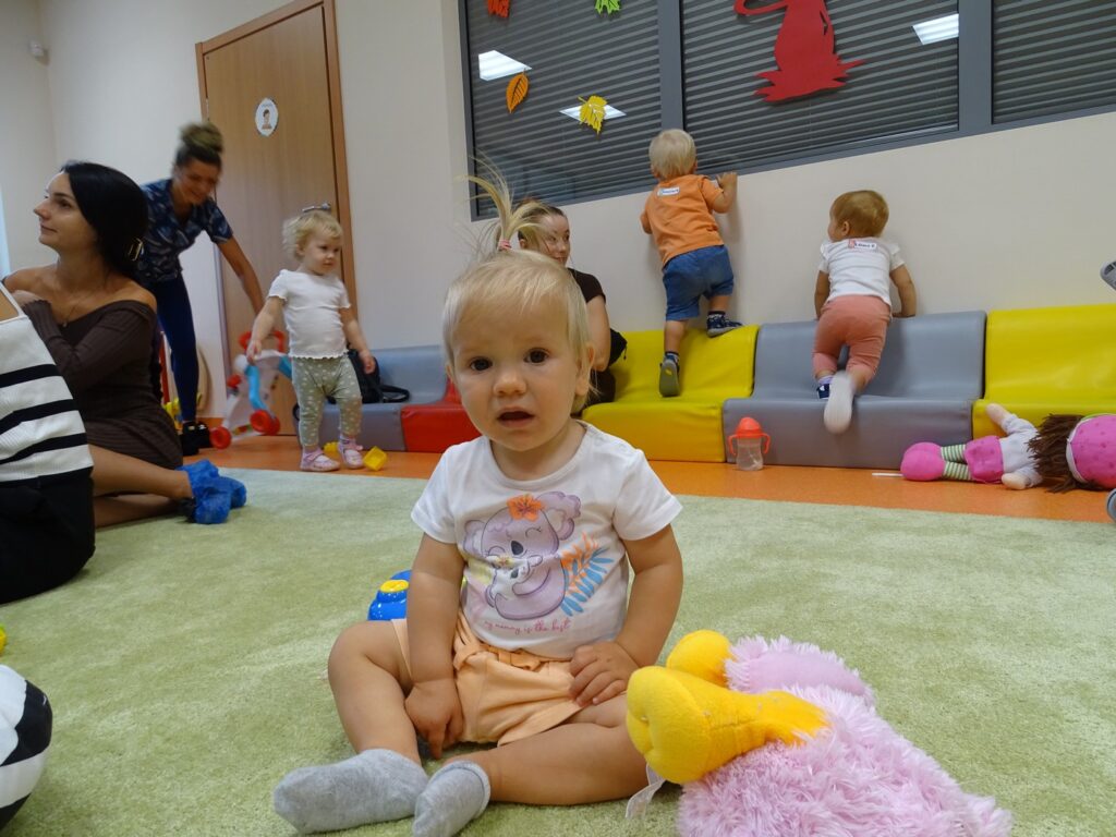 Dziewczynka na dywanie