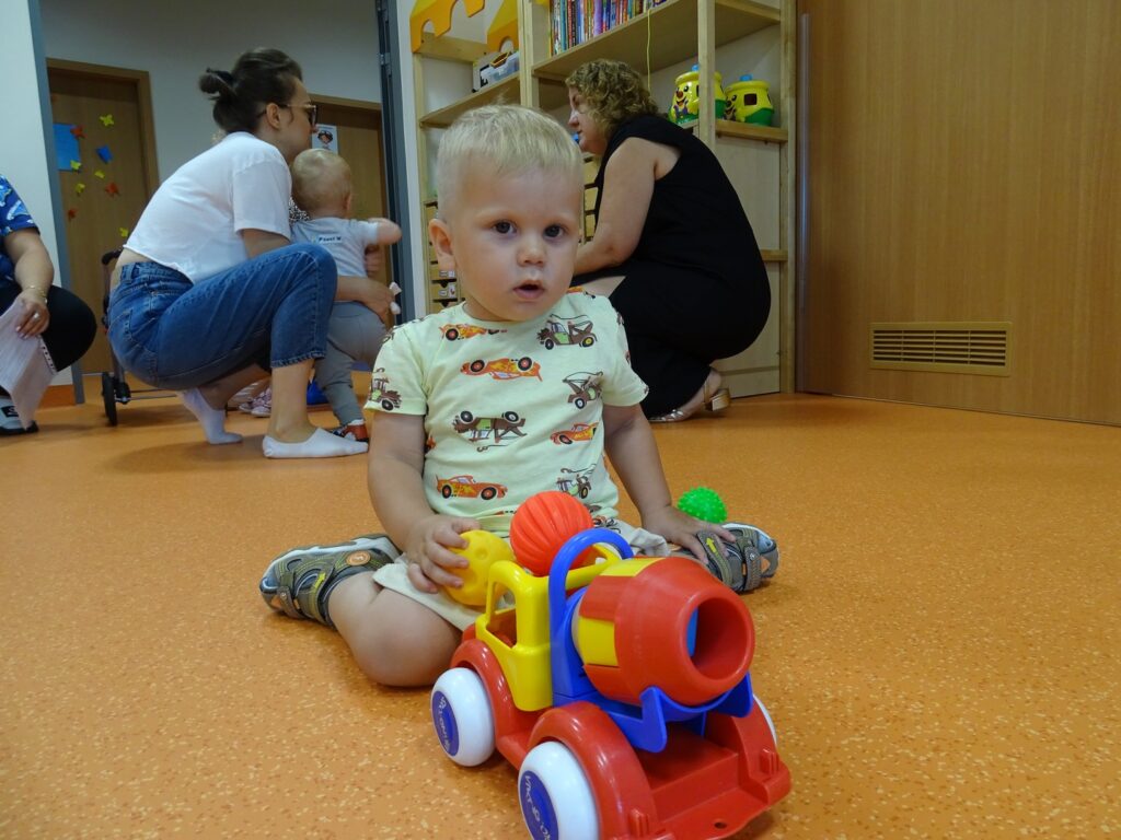 Chłopczyk bawi się samochodem