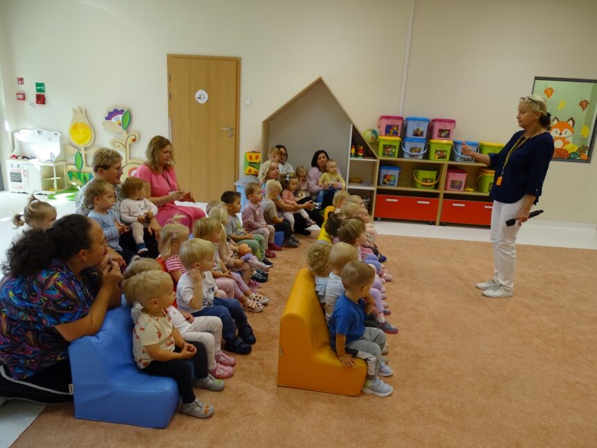 Dzieci czekają na rozpoczęcie się audycji muzycznej