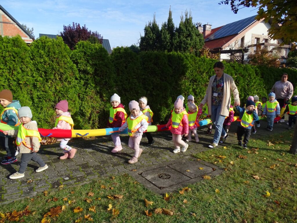 Dzieci idą na spacer