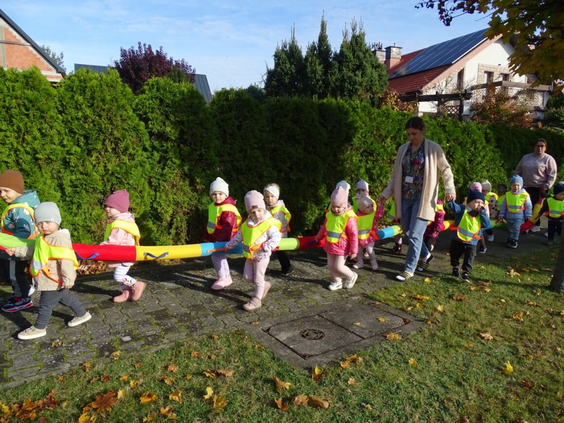 Dzieci idą na spacer