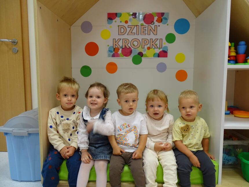 Dzieci pozują do zdjęcia