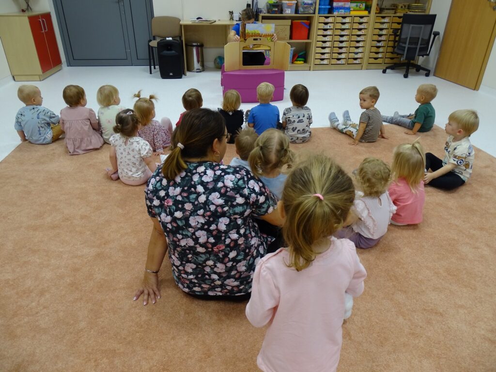 Dzieci słuchają bajki o kotku