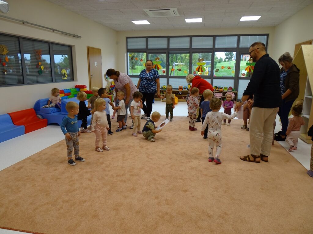 Dzieci tańczą w rytm piosenki