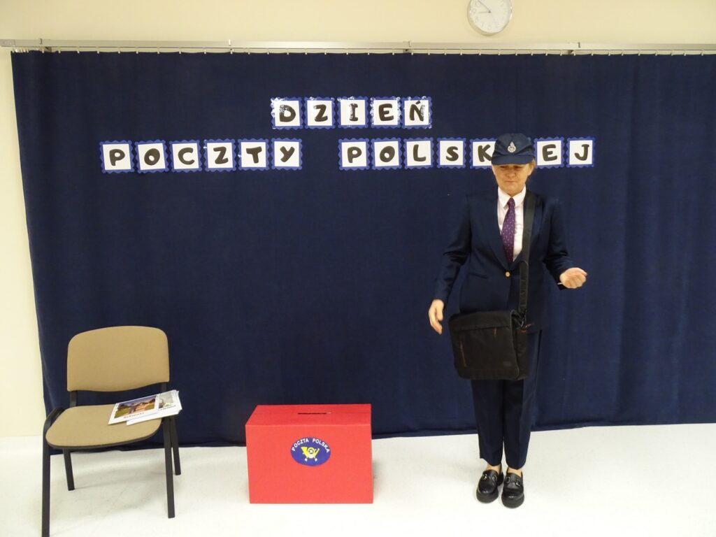 Opiekunka prezentuje strój listonosza