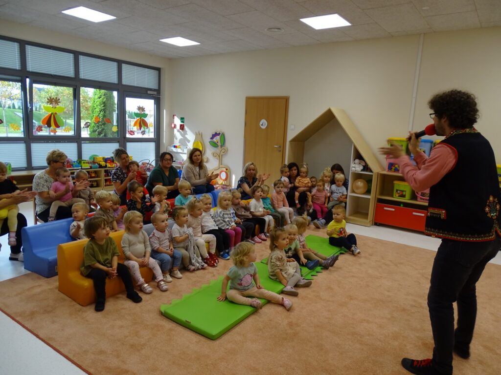Pan wita się z dziećmi
