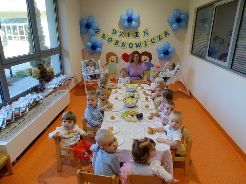 Pani dyrektor i dzieci przy stolikach