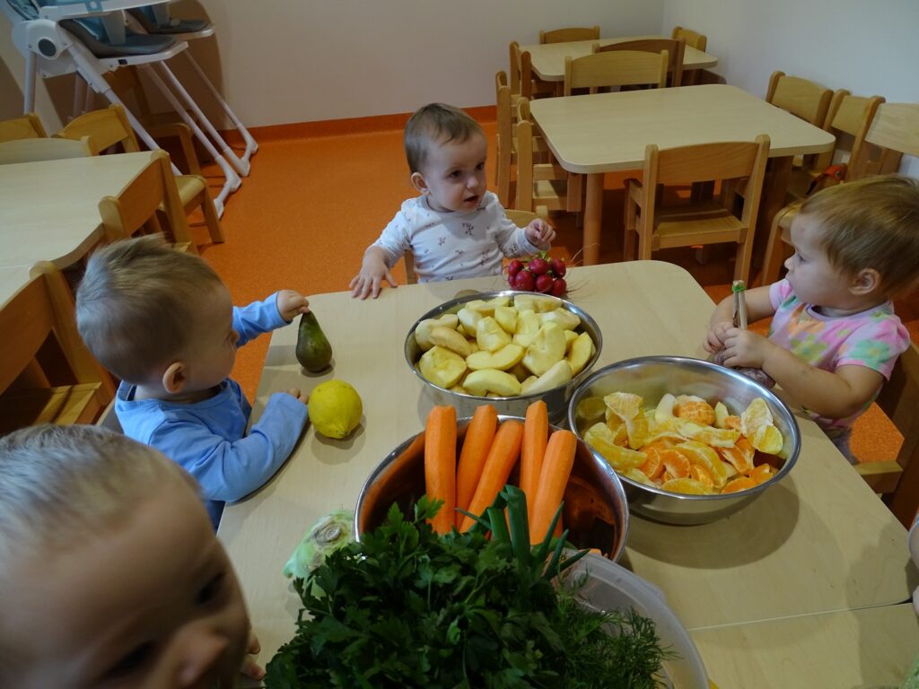 Chłopczyk trzyma gruszkę