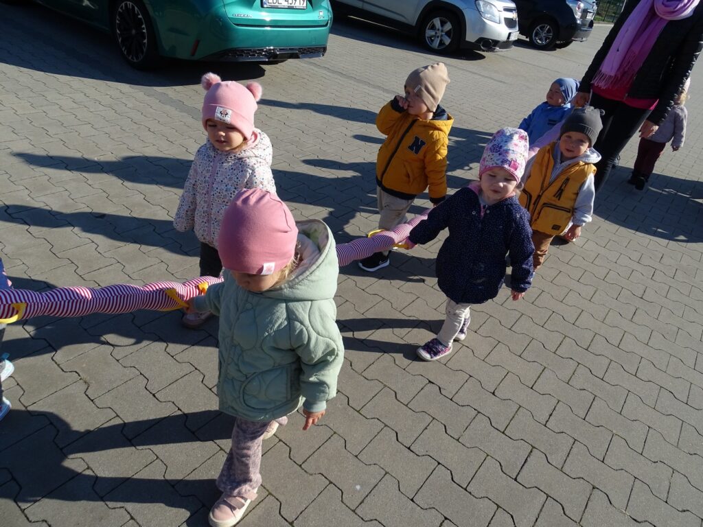 Dzieci idą przy wężu