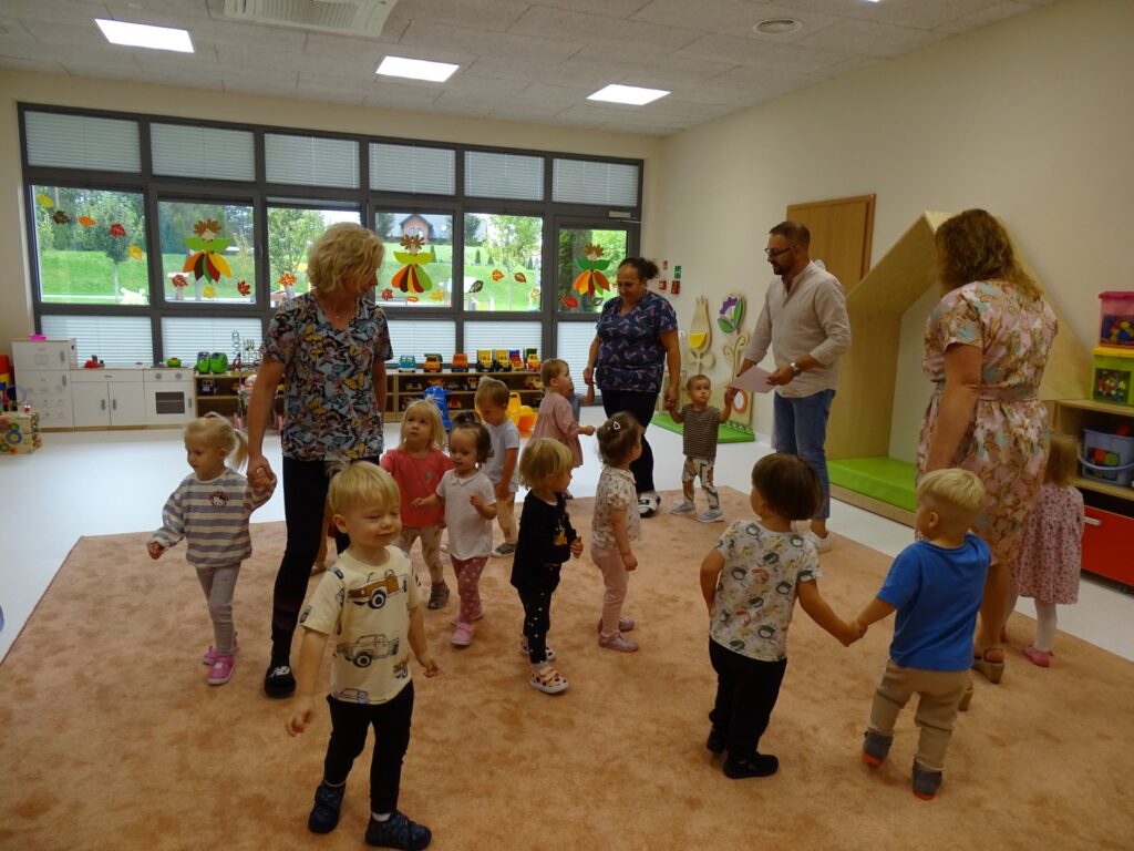 Dzieci tańczą w rytm muzyki
