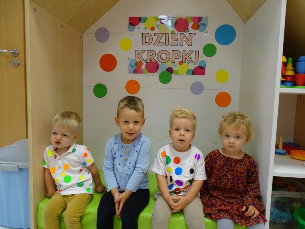 Dzieci uśmiechają się do zdjęcia