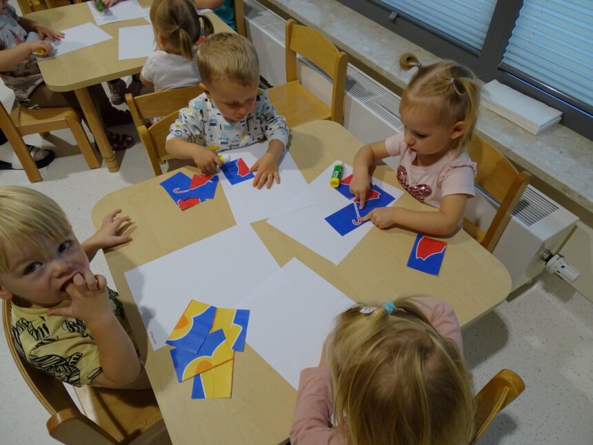 Dziewczynka nakleja obrazek