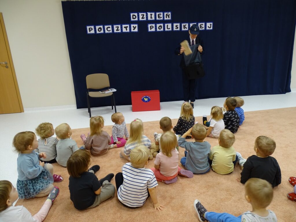 Opiekunka wyjmuje paczkę z torby