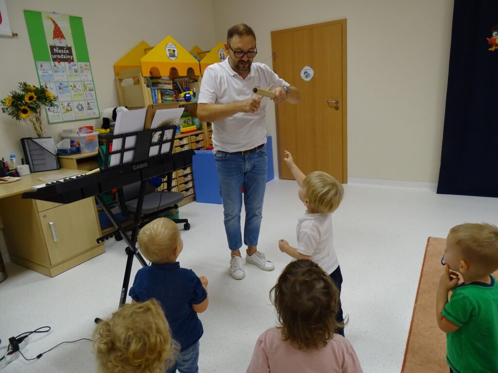 Pan gra na instrumentach