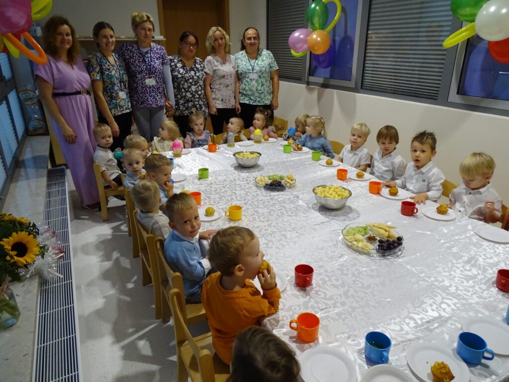 Wspólne zdjęcie z opiekunkami