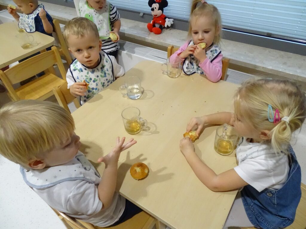 Chłopczyk je babeczkę