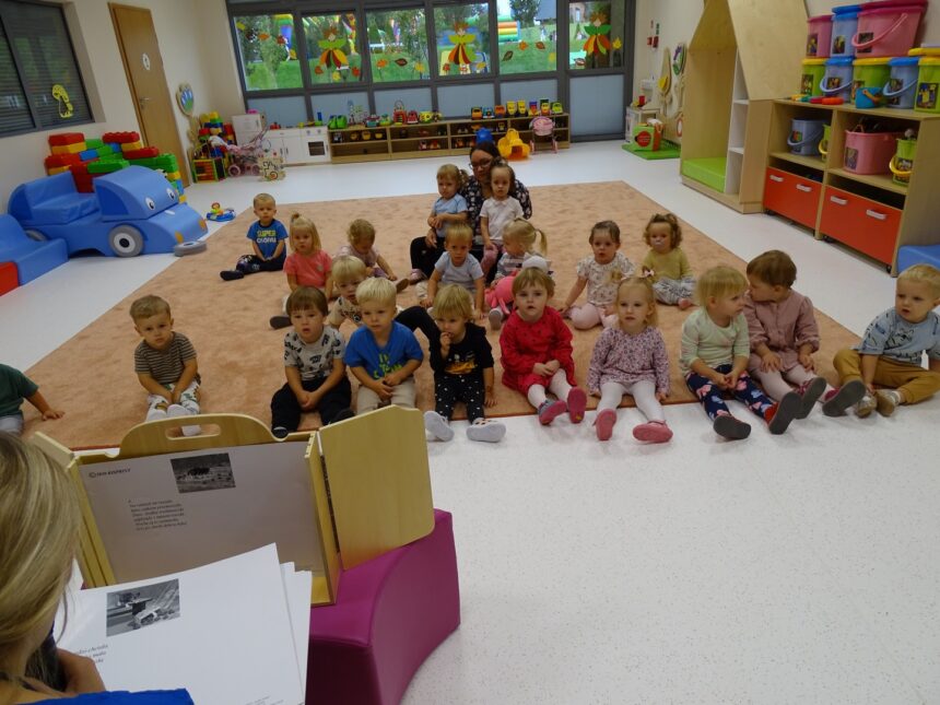 Ciocia czyta bajkę o kotku