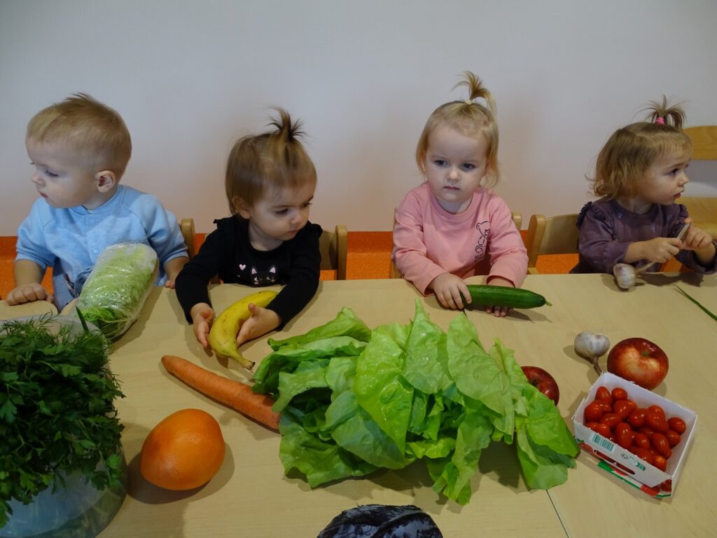 Dzieci oglądają owoce i warzywa