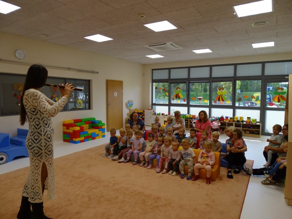 Dzieci słuchają muzyki