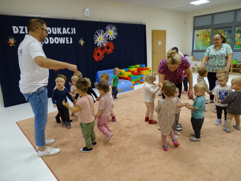 Dzieci tańczą w kółeczku