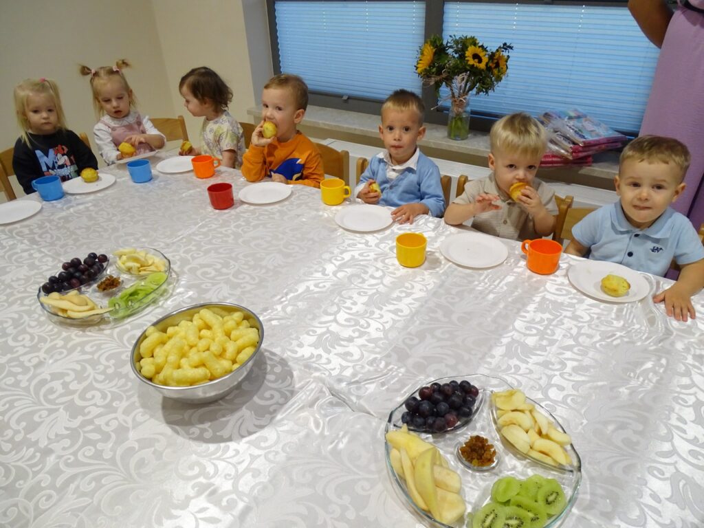 Dzieci zjadają babeczki