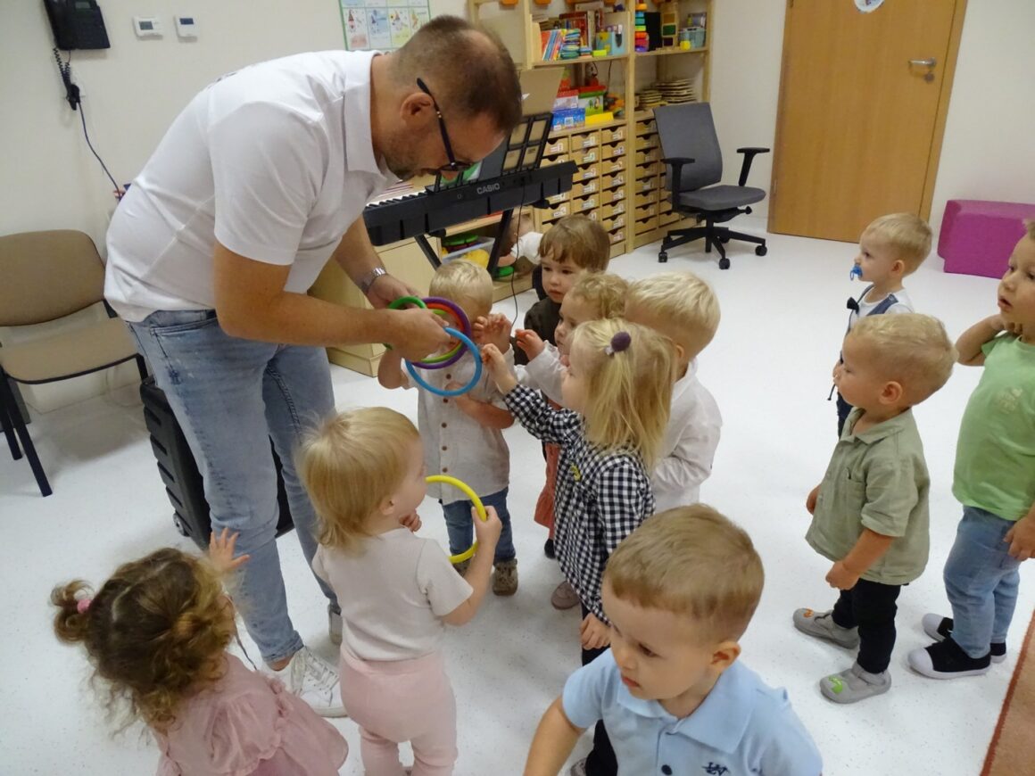 Pan rozdaje kółka imitujące kierownice