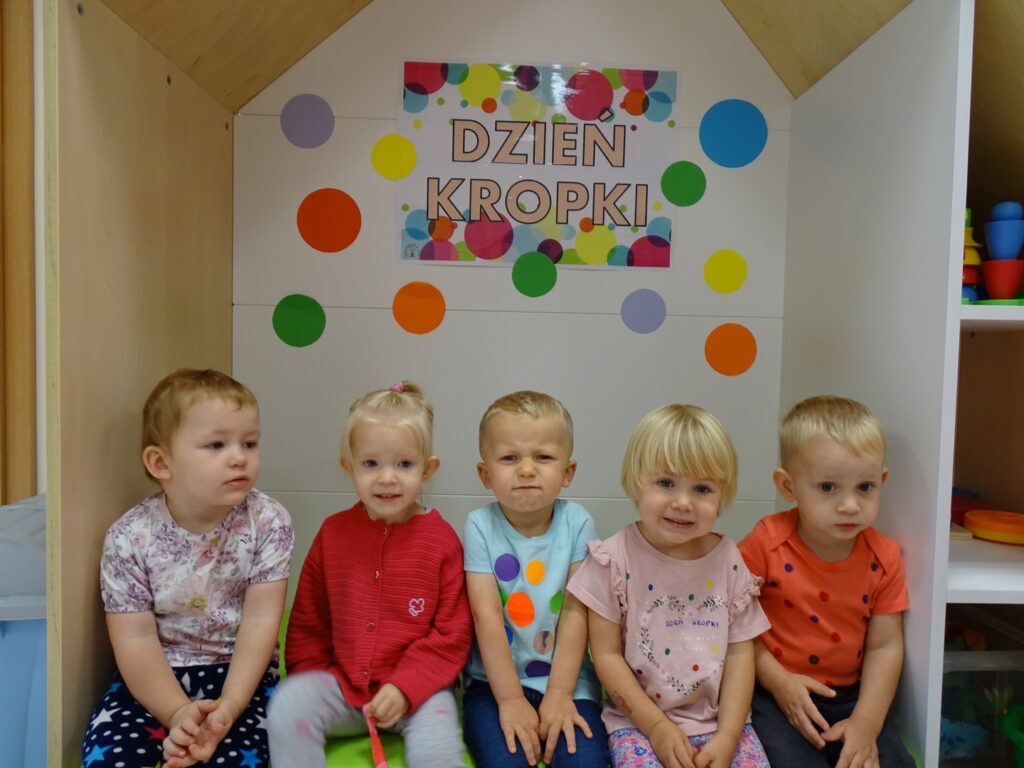 dzieci pozują do zdjęcia