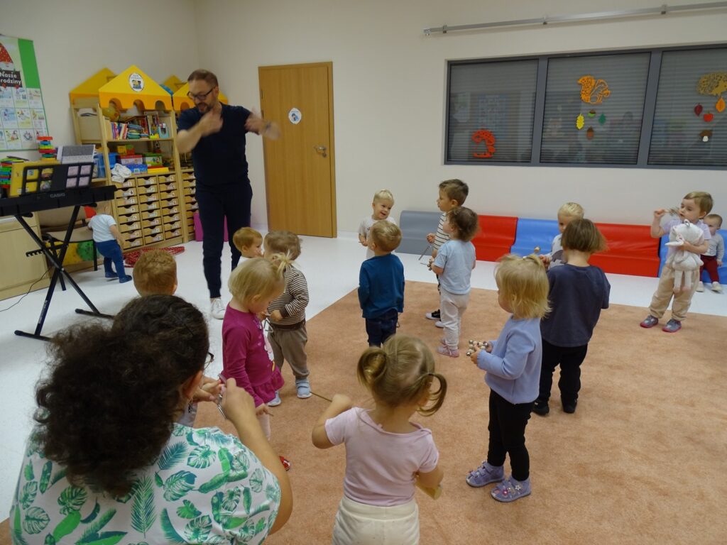 Dzieci bawią się instrumentami