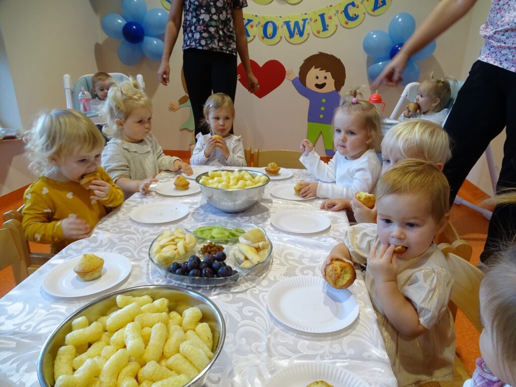 Dzieci jedzą babeczki