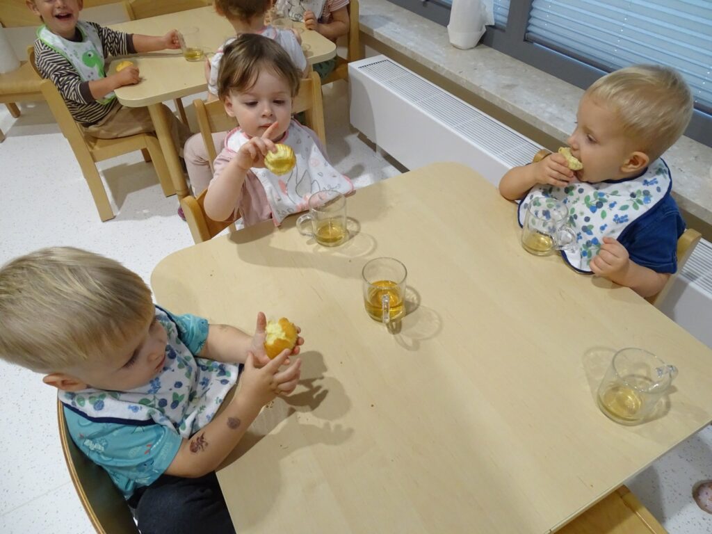 Dzieci jedzą babeczki