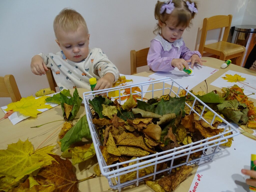 Dzieci kleją klejem