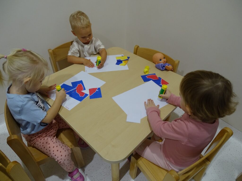 Dzieci kleją obrazki