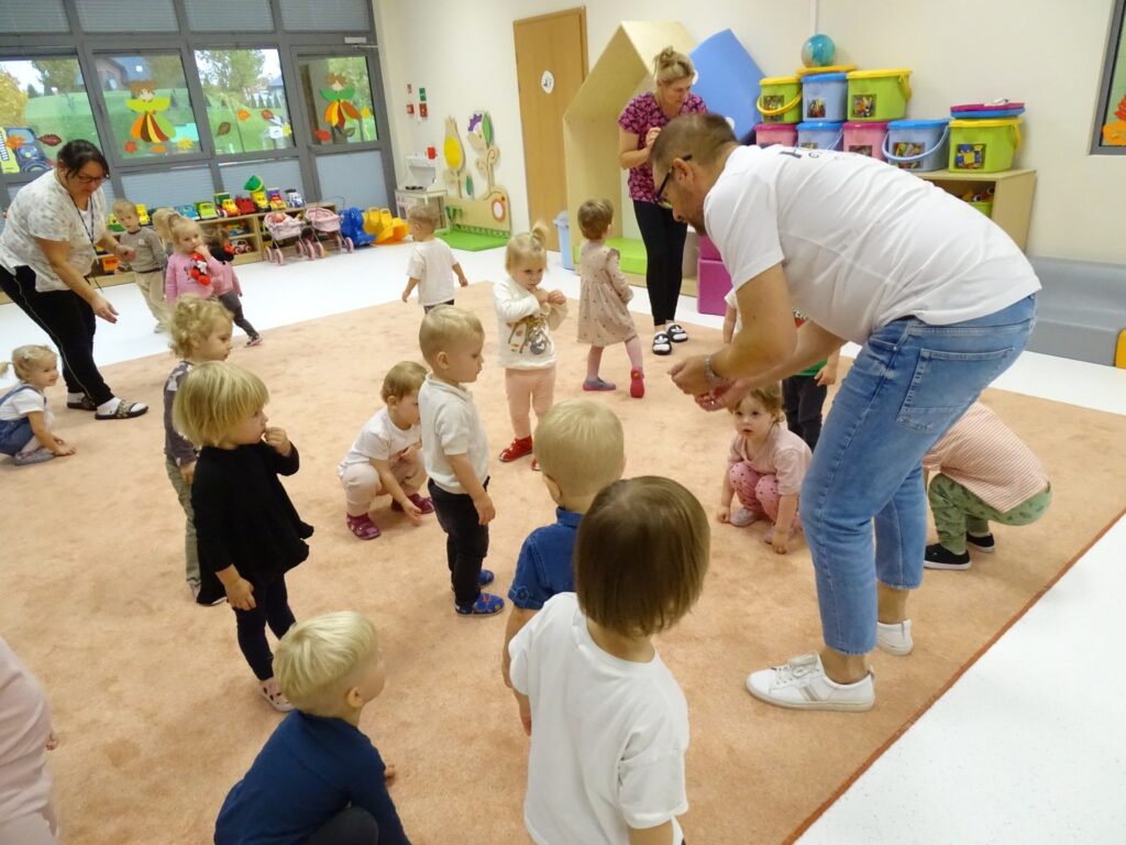 Dzieci naśladują ruchy pana
