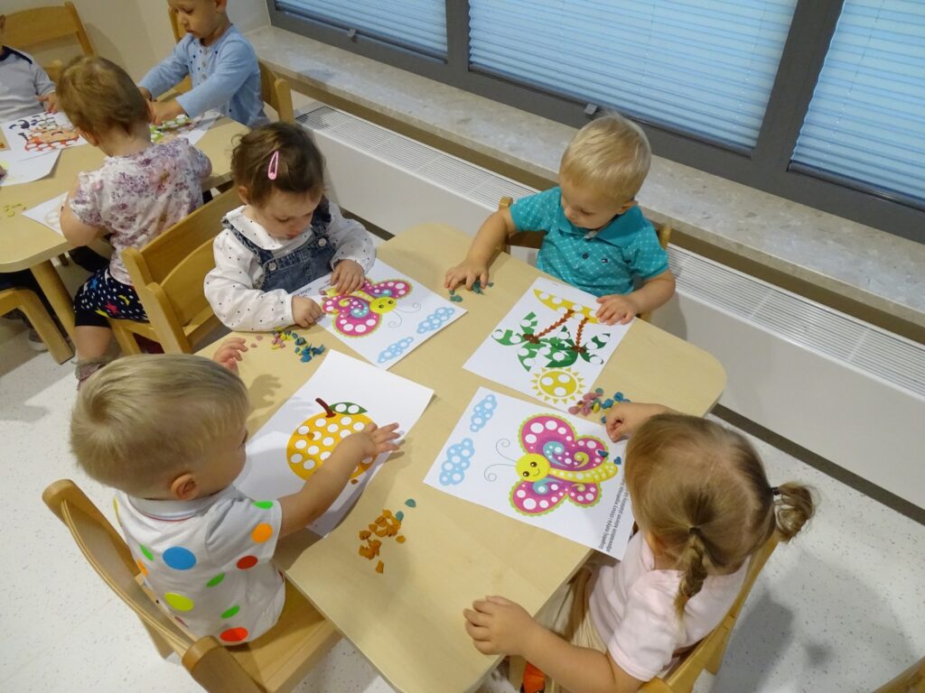 Dzieci przyklejają kropki z plasteliny